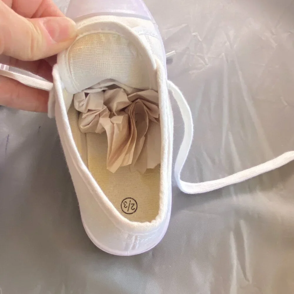 Unbranded Girls white/cream canvas shoes‎ (size 2-3)